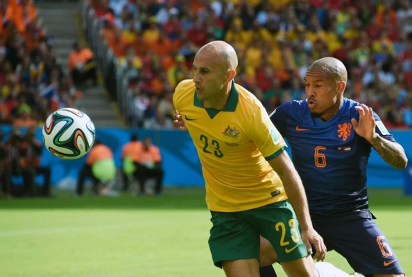 Holanda sofoca la rebelión australiana y se mete a octavos