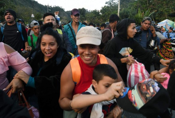 Nueva caravana de hondureños rompe cerco policial para entrar a Guatemala