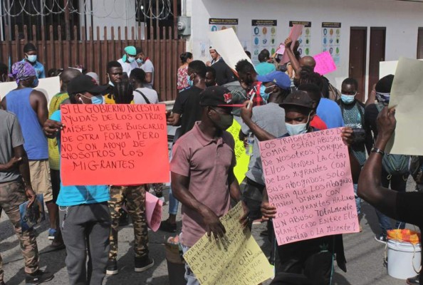 Migrantes protestan en México exigiendo agilizar trámites migratorios