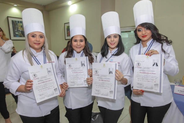 Escuela gradúa nuevos profesionales de la gastronomía