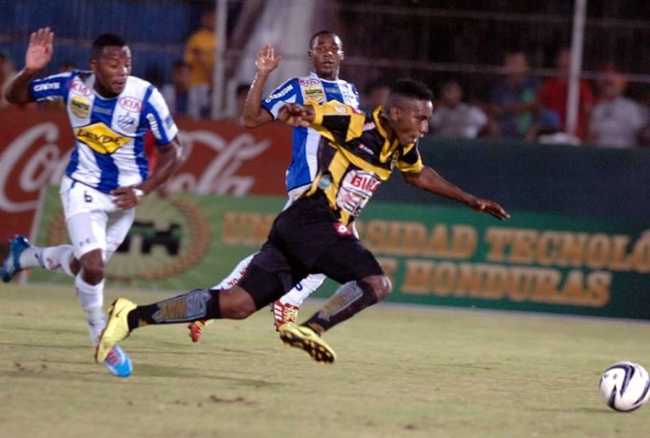 Victoria gana y amenaza con dejar fuera al campeón Real España