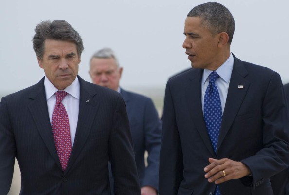 Rick Perry amenaza con demandar a Obama por medidas migratorias