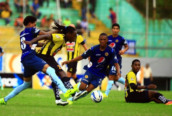 Real España le pasó por encima al Motagua y le arrebató el liderato