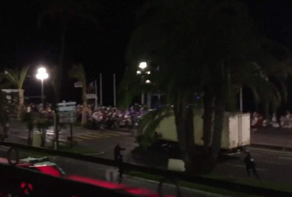 Video: Un motociclista héroe trató de parar camión de Niza