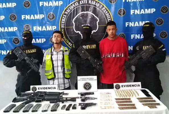 Dos AR-15, pistolas y municiones decomisan a supuestos pandilleros