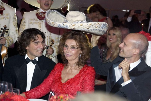 Carlos Slim festeja 80 años a Sophia Loren