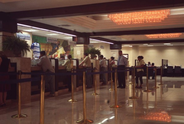 Bancos hondureños dominan mercado local