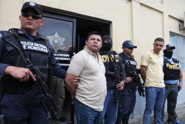 El clase uno de la Policía Nacional, Luis Vásquez Carrillo, e Isaías Cruz Moreno fueron arrestados ayer tras allanamientos.