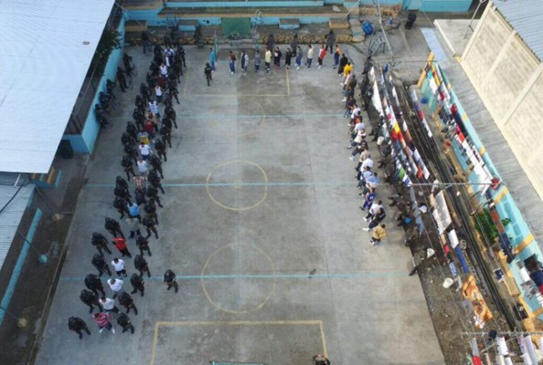 La policía realiza la inspección de los pandilleros que serán trasladados.