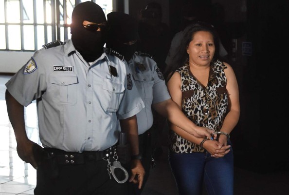 (FILES) In this file photo taken on December 08, 2017 Salvadorean Teodora del Carmen Vasquez (R) is escorted as she arrives at the Isidro Menendez Judicial Center to attend a hearing to review her 2008 sentence -handed down under draconian anti-abortion laws after suffering a miscarriage- in San Salvador. - Salvadorean Teodora Vasquez will present a documentary film recreating the trauma suffered by women sentenced to years of jail after obstetric emergencies under El Salvador's anti-abortion laws. The world premiere will take place in Sweden between September 23 and 25, 2019. (Photo by OSCAR RIVERA / AFP)