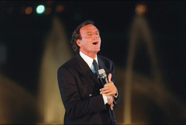 Julio Iglesias es operado de la espalda en Nueva York