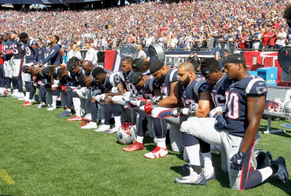 Jugadores de la NFL desafían ‘de rodillas’ a Trump