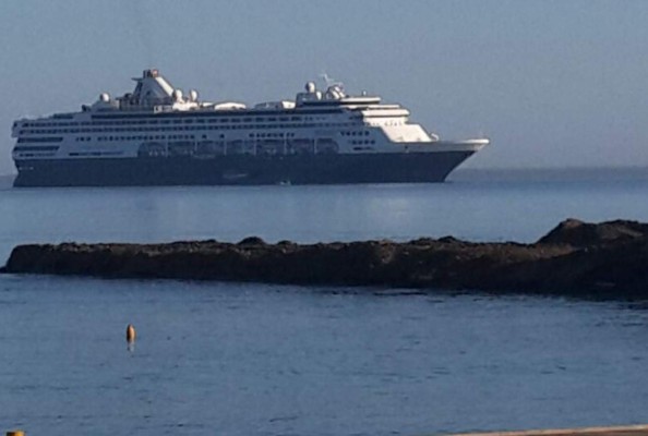 Llega crucero Veendam con 1,286 turistas a Trujillo