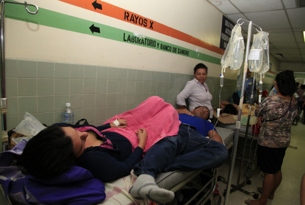 Pareja sufre odisea por una camilla en el Mario Rivas