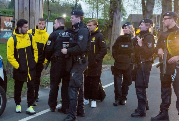 El Dortmund en estado de 'shock' y Bartra operado tras explosión