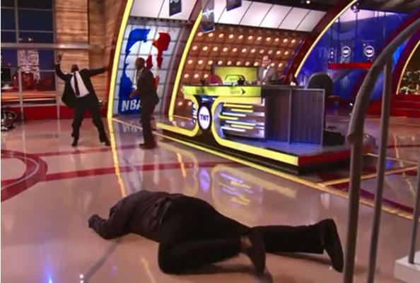 Vídeo: Durante un programa en vivo se cae Shaquille O'Neal