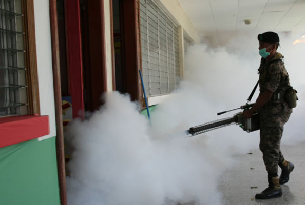 Desinfectan escuelas de aula en aula