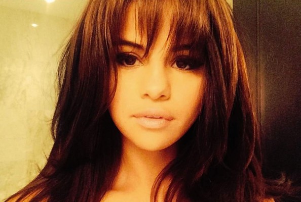 Selena Gomez luce nuevo look y regresa al flequillo