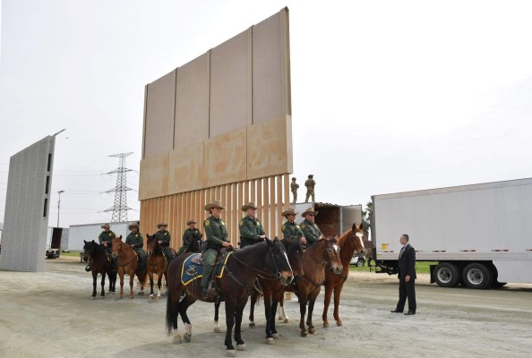 Trump elige los prototipos para la construcción del muro