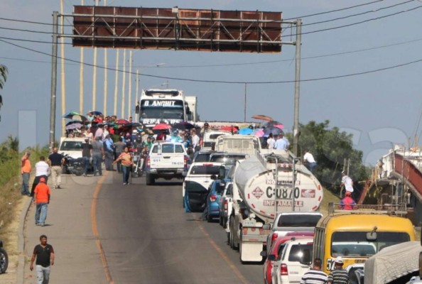 Liberan puente La Democracia en El Progreso tras toma de maestros