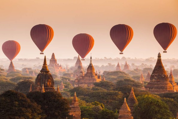 En Bagan se aprecian templos, edificios grandes y altos, en cuyo interior hay pasillos ricamente decorados, imágenes sagradas y estatuas.