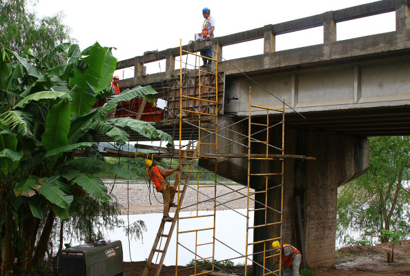 Reparan puente viejo de Pimienta