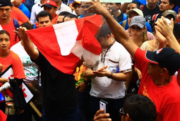 Trabajadores hondureños salen a las calles para exigir sus derechos