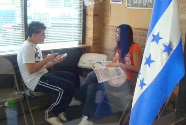 Con postales pedirán ampliación del TPS