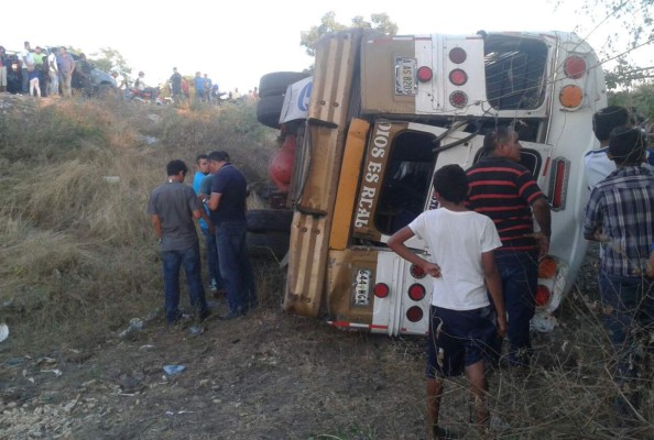 Bus con pasajeros se da vuelta en San Lorenzo, Valle