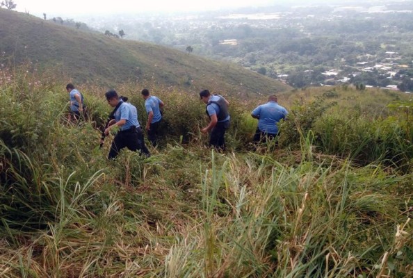 Hallan dos cuerpos en cementerio clandestino en Lomas de El Carmen