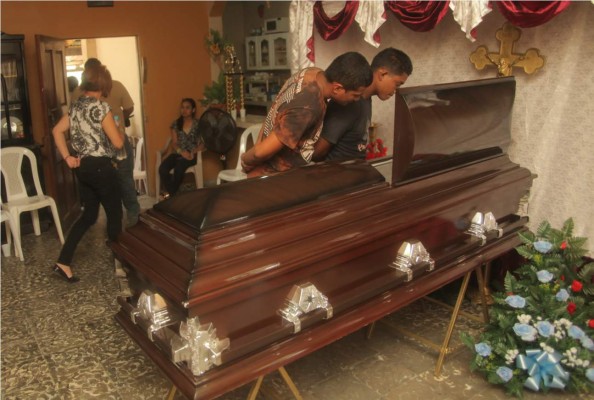 Dolor y tristeza en velorio de Enrique Reneau