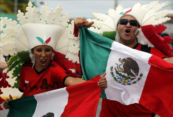 Mexicanos llegan con máscaras y disfraces al Castelao