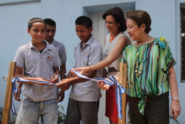 Abren biblioteca para rehabilitación de jóvenes en San Pedro Sula