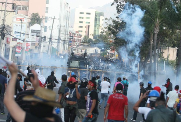 Vandalismo en marcha de la Alianza deja graves daños en Tegucigalpa