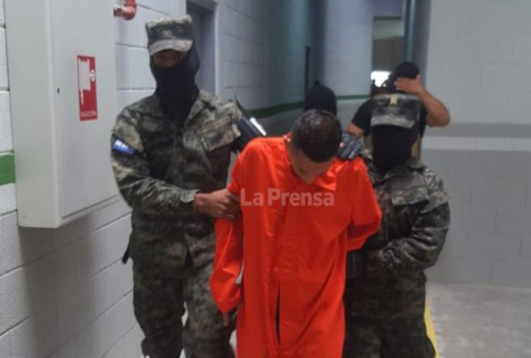 Los reos fueron vestidos con un uniforme anaranjado y colocados en las respectivas celdas en los módulos de 'La Tolva'.