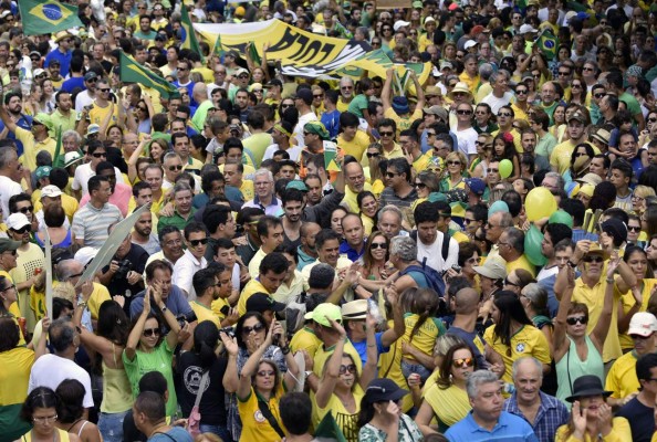Protesta contra la presidenta de Brasil, Dilma Rousseff en la Plaza de la Libertad , en Belo Horizonte, Brasil, el 13 de marzo de 2016. AFP.