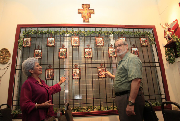 Guarda huesos de Santos en altar de su casa