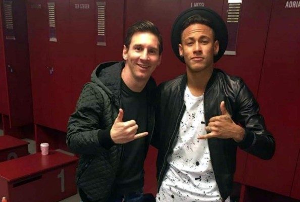 Neymar junto a Messi en el vestuario del Barcelona en el Camp Nou.