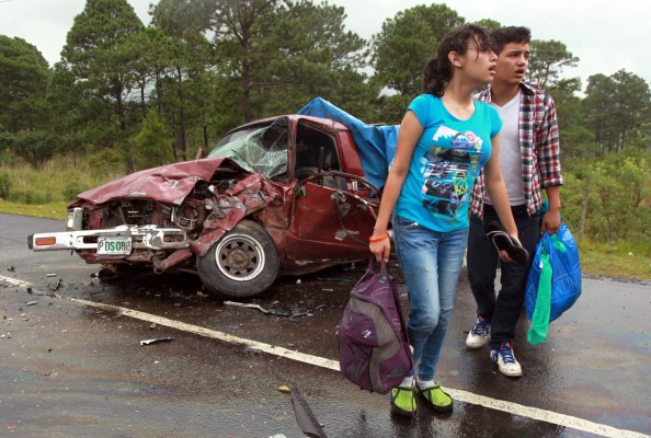 Doce heridos en colisión entre dos pick up en Amarateca
