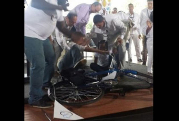 El presidente colombiano se cae de una bicicleta en un acto público
