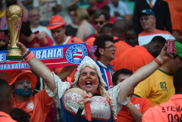 Los aficionados de Holanda disfrutan del partido.