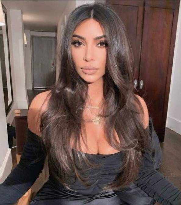 Kim Kardashian <br/><br/>La socialité sufre de psoriasis un padecimiento de la piel. Para esta enfermedad no existe cura, y consiste en una inflamación crónica de piel, que causa sarpullido.