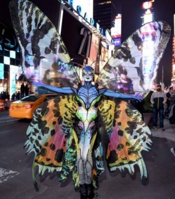 2014<br/><br/>Klum se vistió como una mariposa gigante, no sexy, una mariposa enorme!