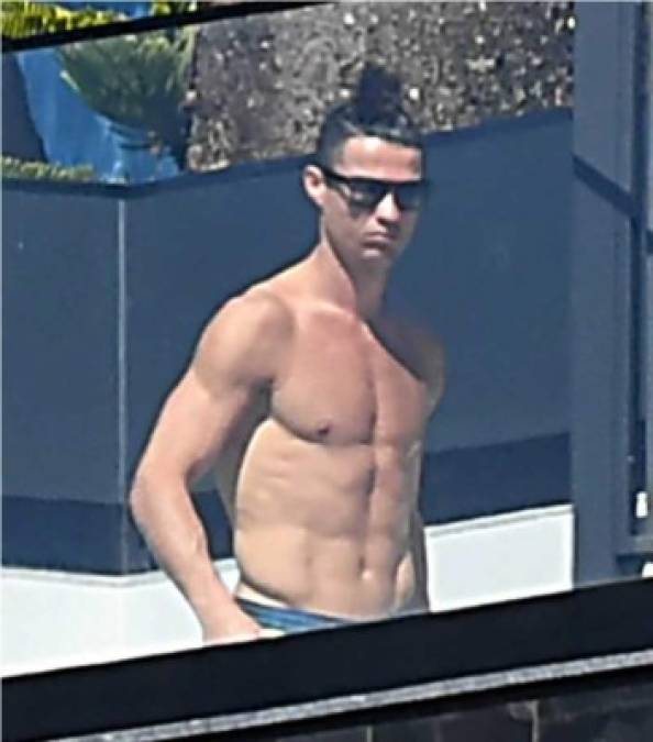 “La cosa en la Juventus se complicó cuando Cristiano Ronaldo se fue. Dijo que iba a Portugal por su madre, pero ahora solo parece sacarse fotos en la piscina. Cuando se hizo esta excepción, la situación se vino abajo y otros querían irse. No debería haber sido así. Todos deberían haber sido puestos en cuarentena”, dijo Gigi, quien presidió la Juventus a principios de la década del 2000.