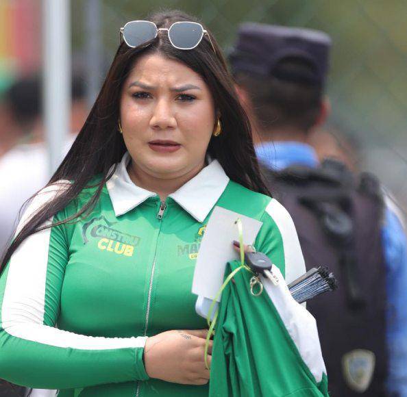 Una linda edecán que también acudió a la Gran Final.