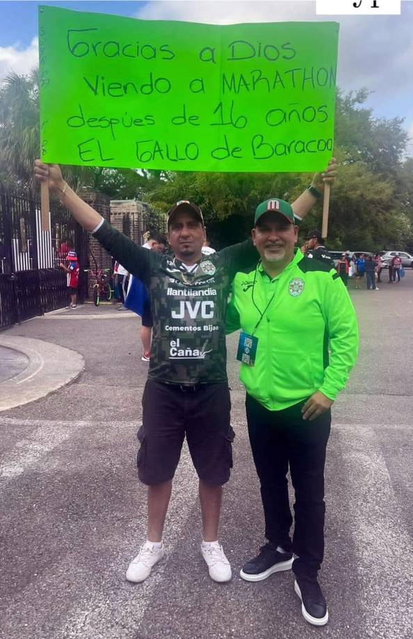 Este aficionado del Marathón volvió a ver al equipo de sus amores después de 16 años y posó con el presidente verdolaga Orinson Amaya.