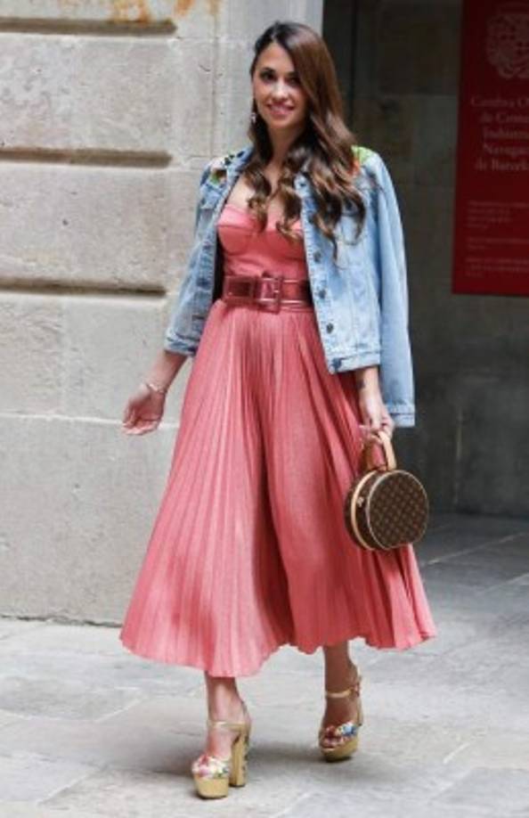 Antonella Roccuzzo lució un vestido strapless corte corazón con falda plisada en tono rosa viejo. El accesorio, cinturón metalizado y en mano, una cartera clásica Louis Vuitton. Foto Infobae