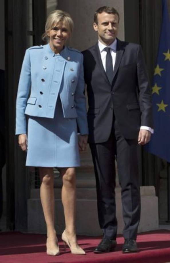 Macron prometió crear un estatuto oficial de primera dama para su esposa y abuela de siete nietos, que ya tiene claro que quiere dedicarse a la educación y la cultura, especialmente en los barrios periféricos.