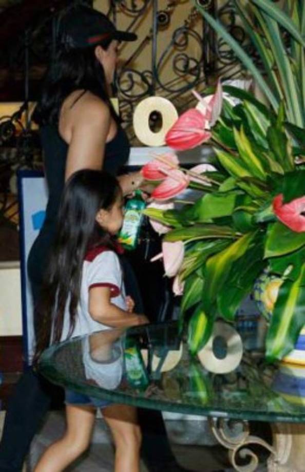 Virginia Varela, esposa de Emilio Izaguirre, es una bella dama y acompañó al futbolista.