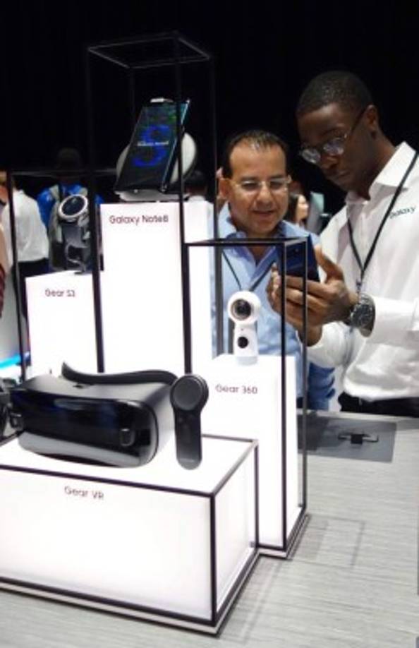 El Note 8 cuenta con capacidad de carga inalámbrica y es compatible con dispositivos de realidad virtual y aumentada.